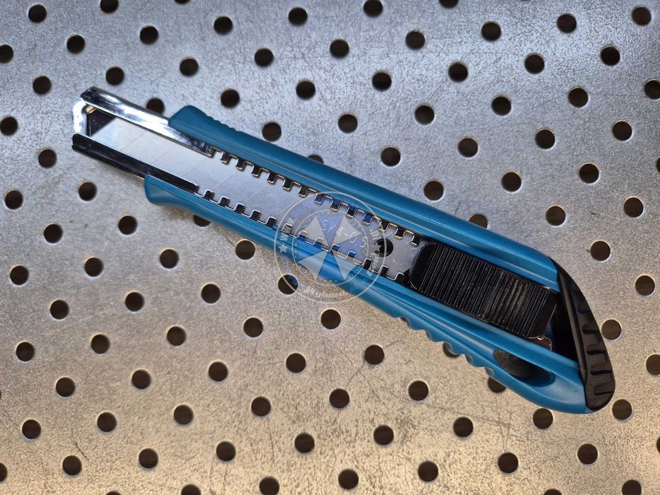 Nóż do tapet 18mm Nożyk tapetowy 18mm z ostrzem łamanym