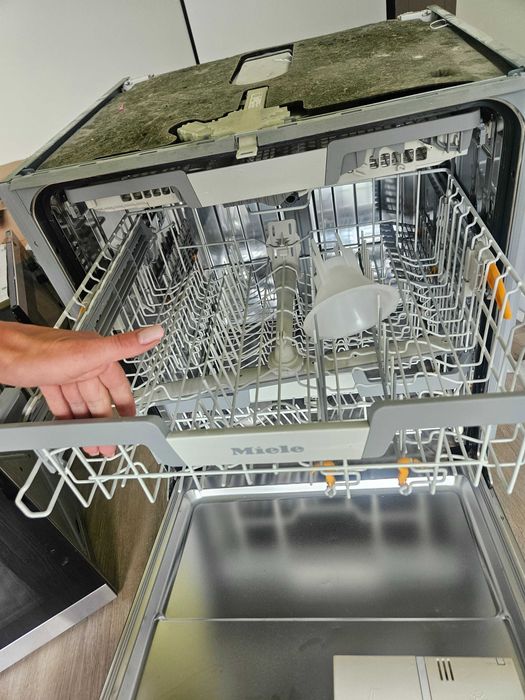 Посудомийна машина MIELE