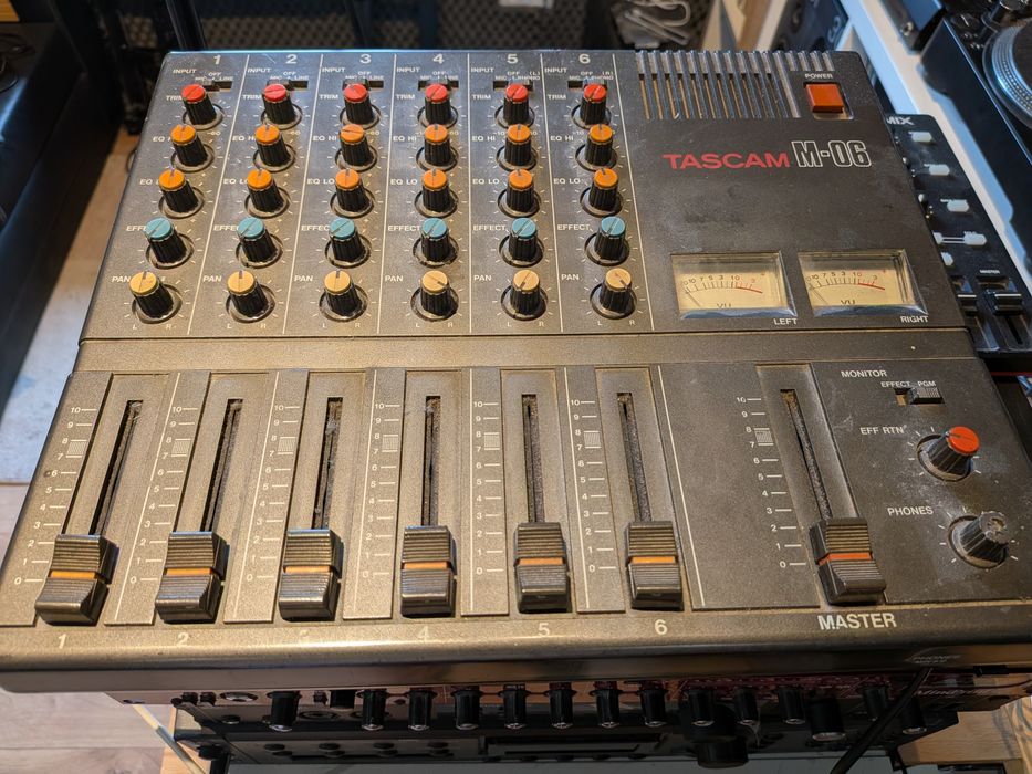 Tascam M-06 mikser