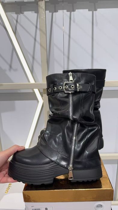 Botas de Plataforma Pretas com Fivelas e Fechos Estilo Grunge / Y2K