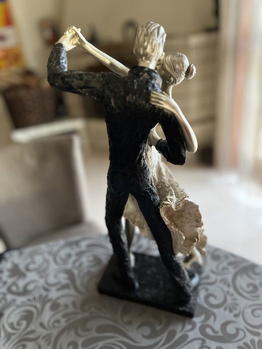 Estatua casal dançando impeccavel