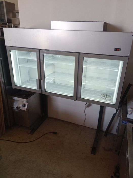 Expositor refrigerado com 3 portas de vidro , novo