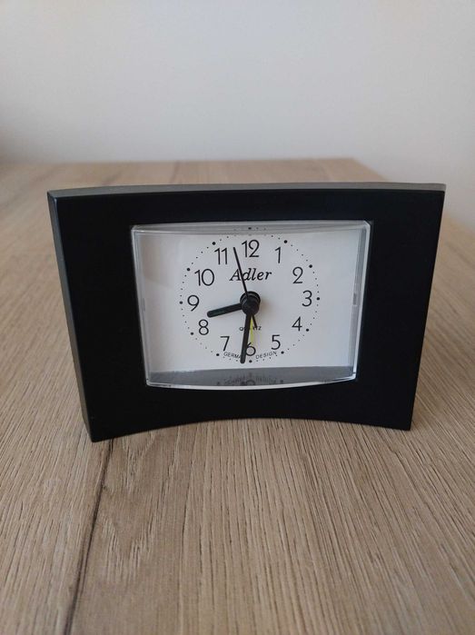 Czarny budzik Adler, prostokąt.