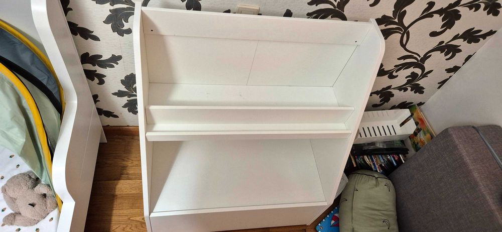 Vendo estante infantil IKEA BERGIG para guardar livros.