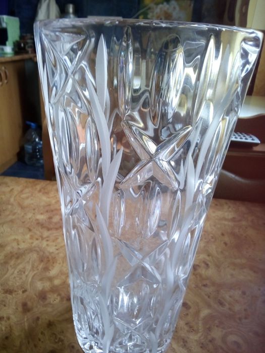 Вазы хрустальная и расписное стекло