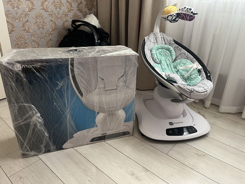 Заколисуючий центр 4moms