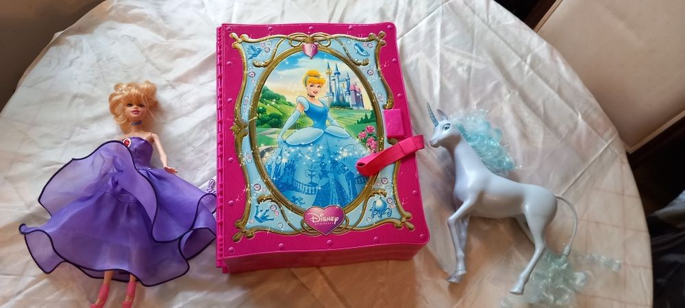 Livro da Disney, boneca e cavalo