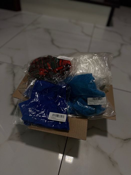 Box z nowymi damskimi rzeczami marki Prettylittlething.