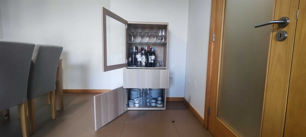 Aparador/Vitrine IKEA com Porta de Vidro – Efeito Carvalho | Bom Estado