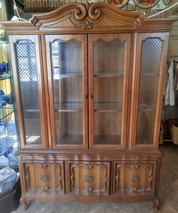 Móvel antigo de madeira Castanho