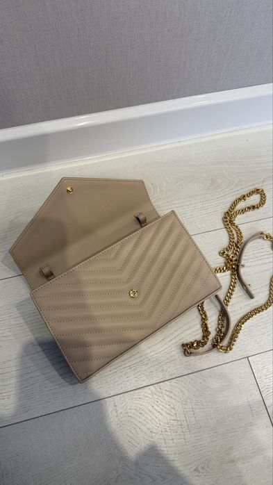 Сумка клатч ysl saint laurent cassandre wallet on chain бежевая