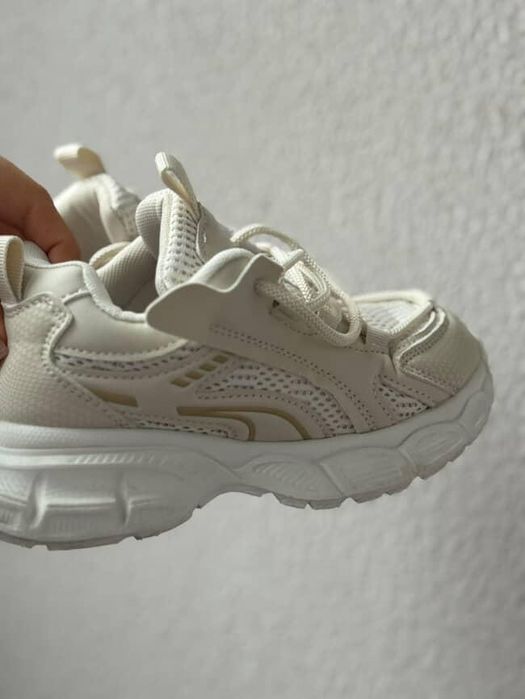 Дитячі кросівки бежеві