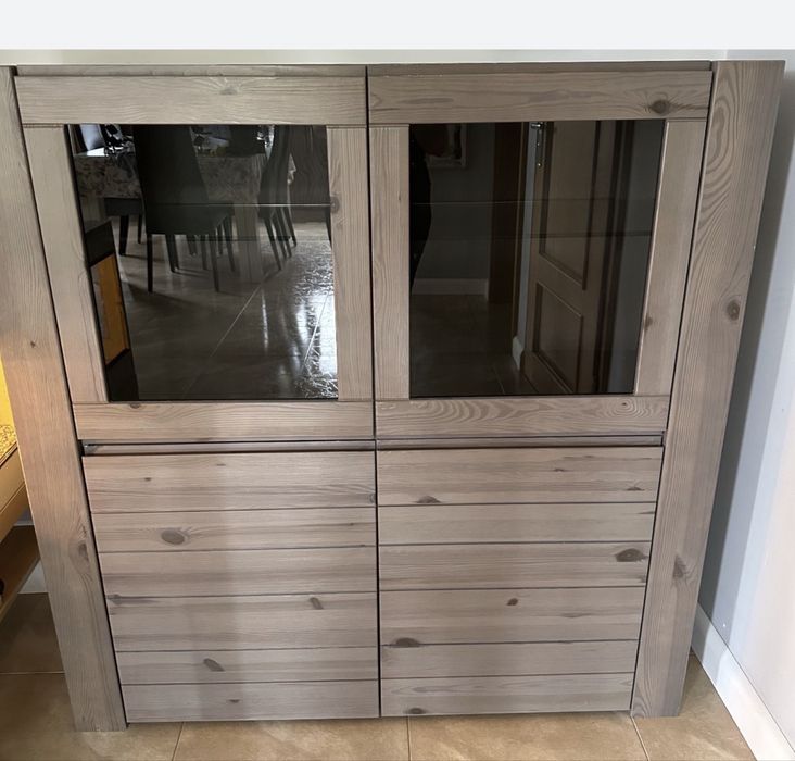 Zestaw drewnianych mebli