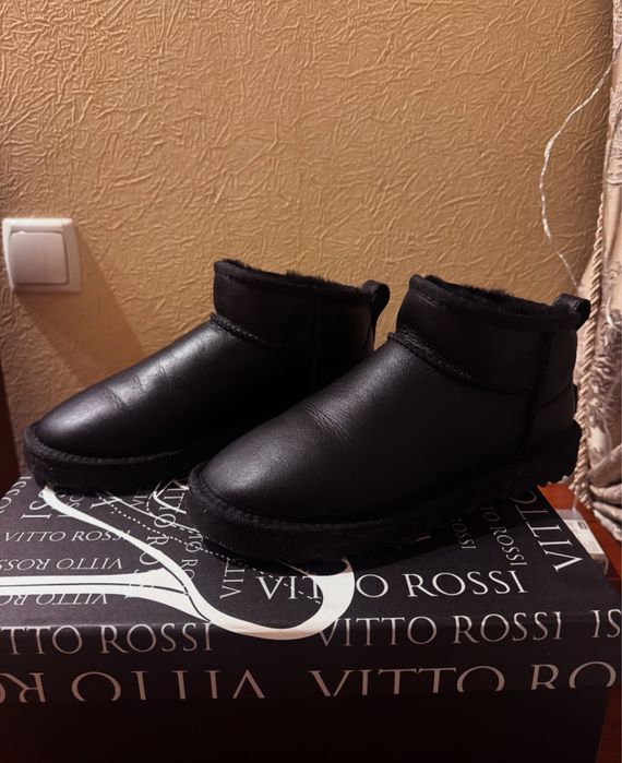 Чорні шкіряні угги