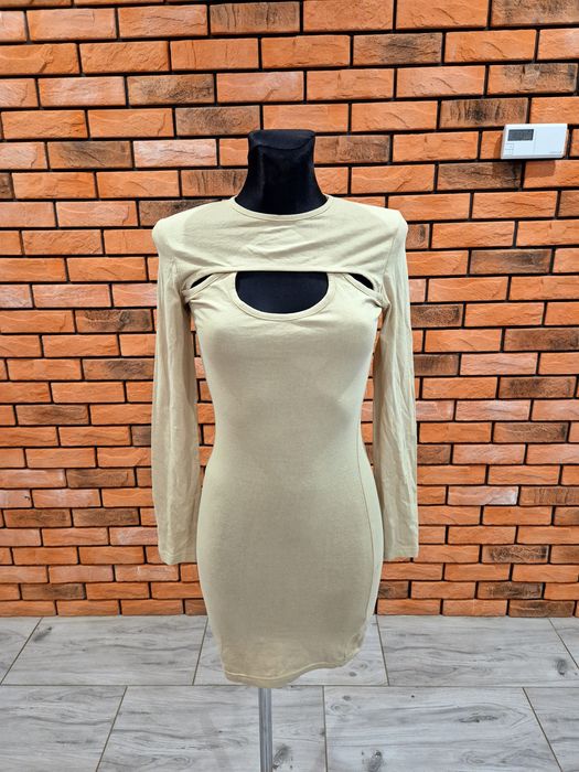 Sukienka z wyciętym dekoltem