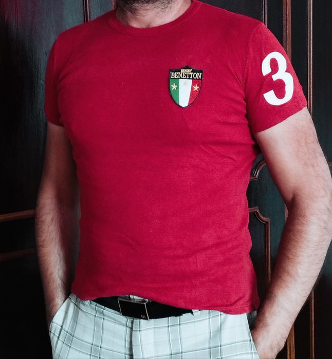 Várias peças de roupa de marca