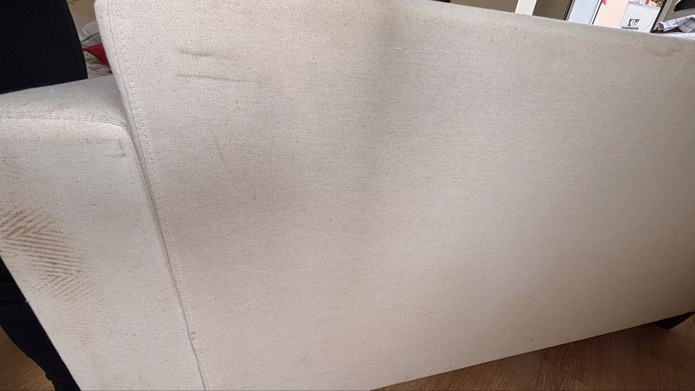 Sofa beje de dois lugares