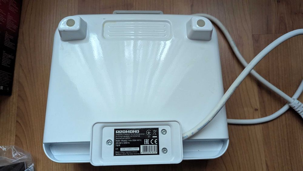 Бутербродница REDMOND RSM-M1407-E белая