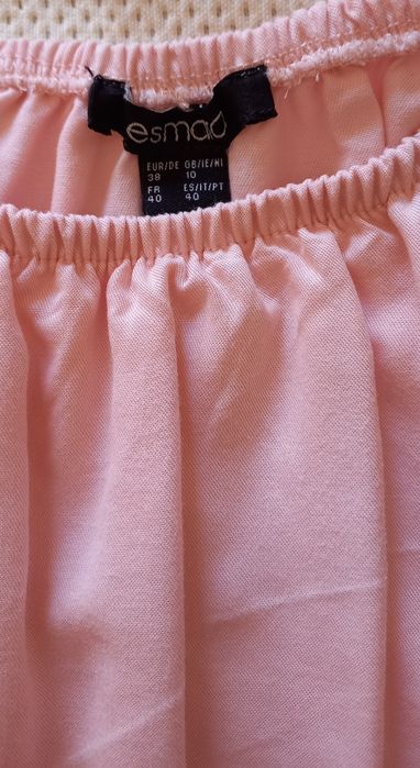 2 Blusas cavas, 1 rosa c/ folho a tapar ombros, e outra florida