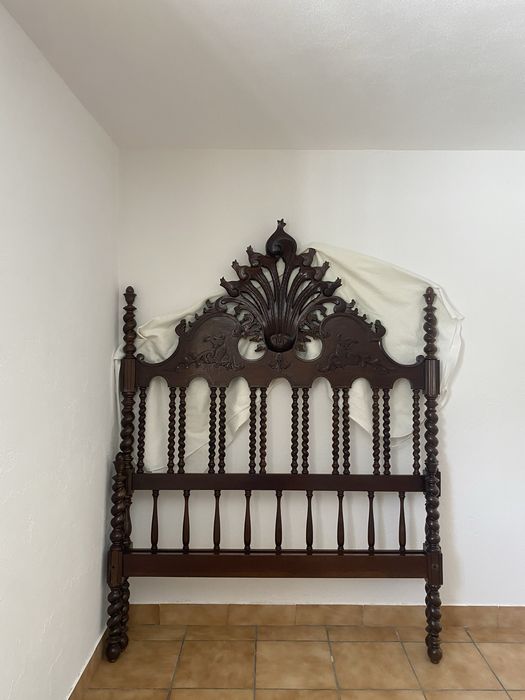 Cama com estrado e colchão