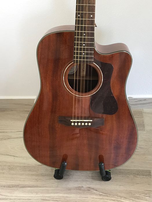 Guitarra nova + estojo + suporte – 850€ negociável