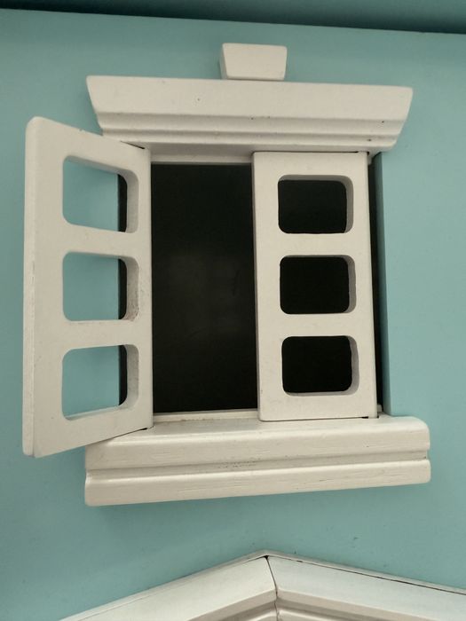 Domek dla lalek otwierany do zawieszenia na ścianie styl skandynawski