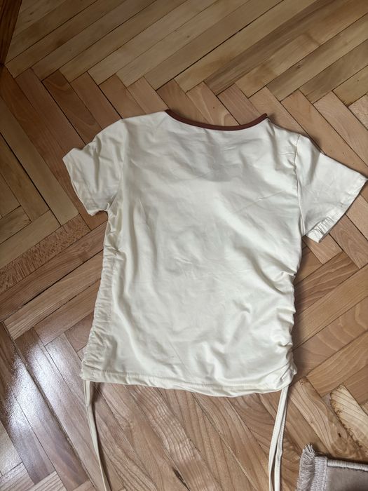 Футболка з принтом california, та боковими завʼязками. Розмір s.