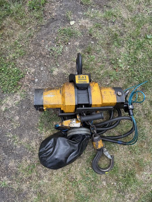 Atlas Copco LLA 2500 – pneumatyczna wciągarka  łańcuchowa 2,5 t z wózkiem jezdnym