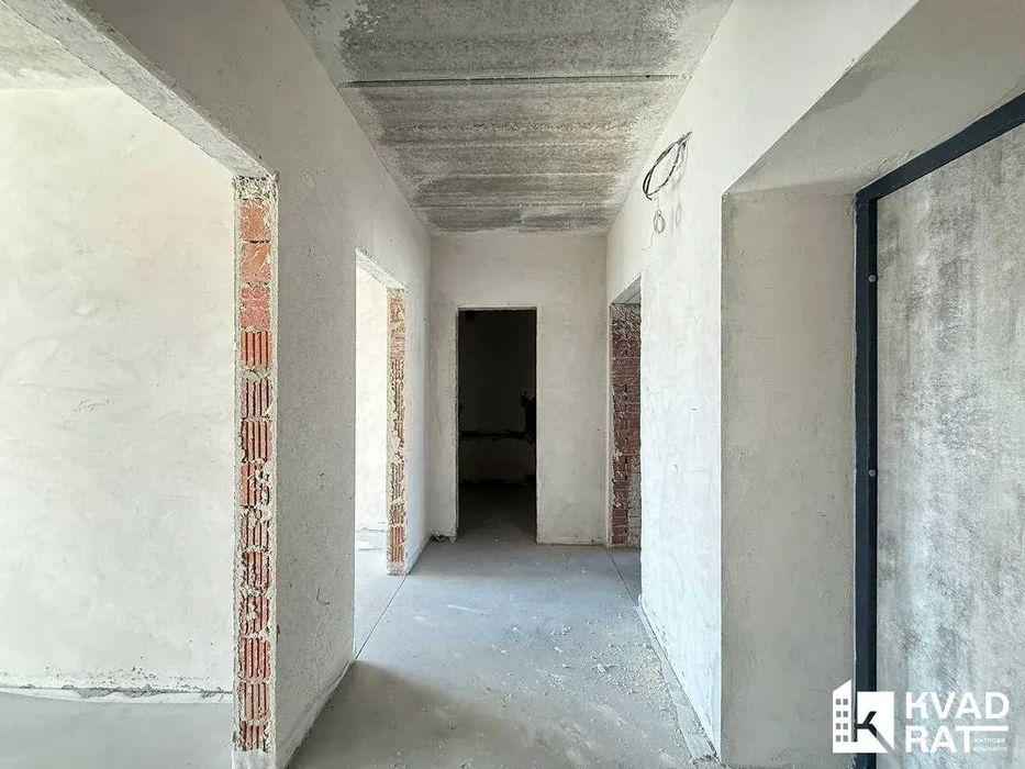 Здана двокімнатна з опаленням та стяжкою