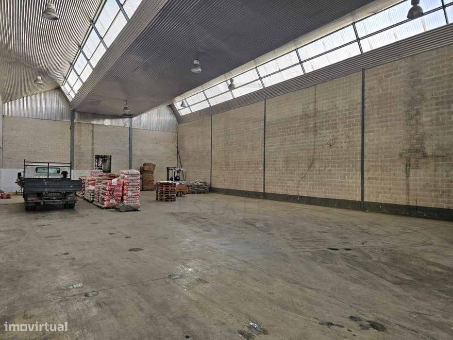 Armazém Industrial com 525 m², Pé-Direito de 7 m, com Escritório | ...