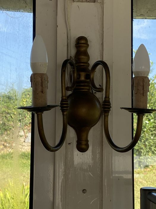 1 candeeiro  e 2 apliques em ferro 6 braços dourado