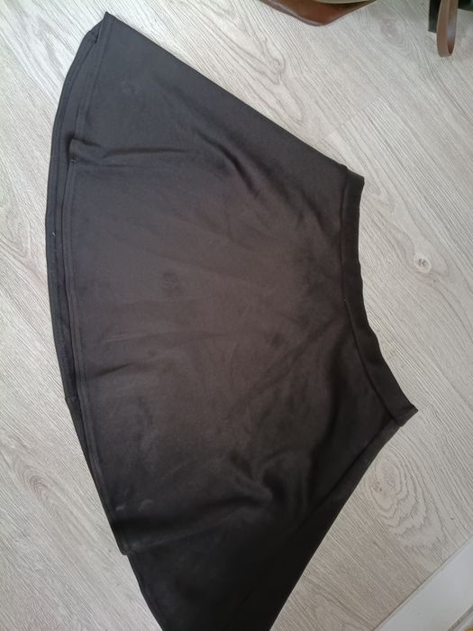 Krótka elegancka czarna rozkloszowana spódnica