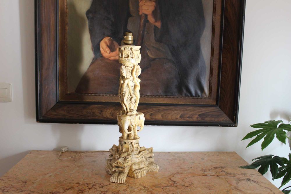 Base de candeeiro esculpido com decoração oriental .