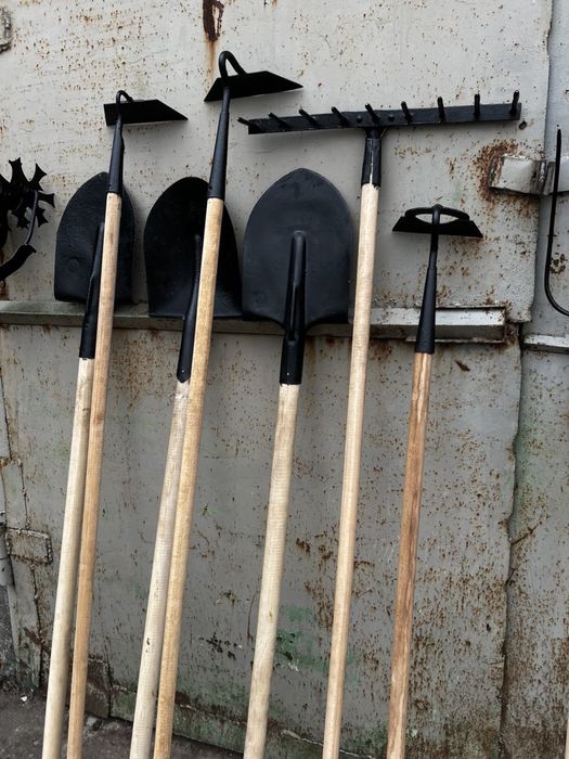 Лопати, граблі, вила та інше б/у