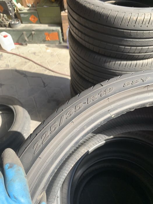 225/35R19 Pirelli