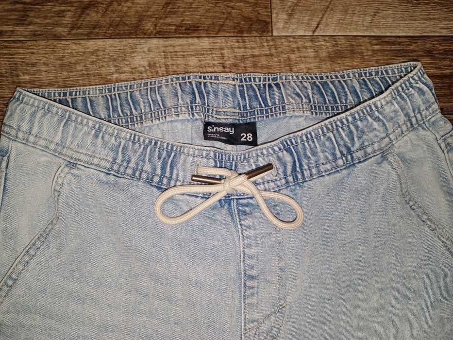 Мужские голубые джинсы