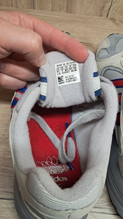 Кросівки adidas.