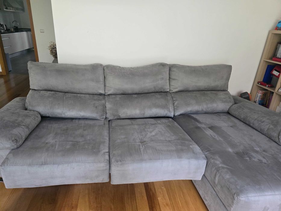Sofá com chaise longue e assentos extensíveis.