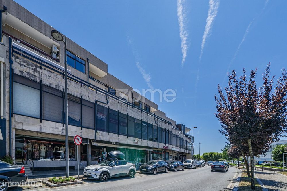 Loja transformada em Apartamento T1+1 no centro de Vila Verde - Braga