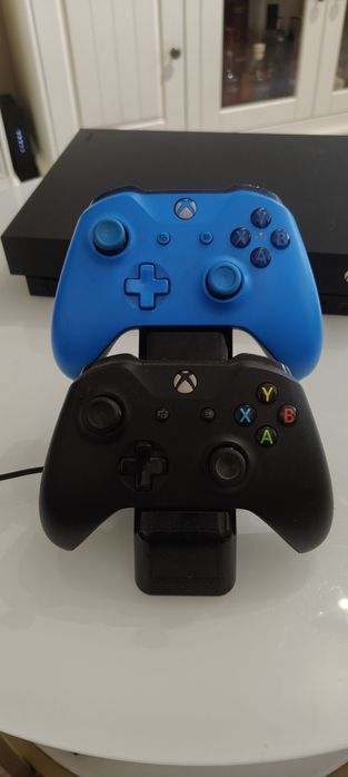 Xbox One  X 1  1TB + Gry