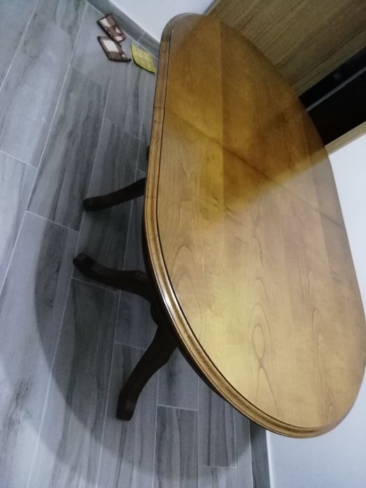 Sofá em pele, 250eu. Aparador mais mesa extensível 600eu. Cadeiras 30e