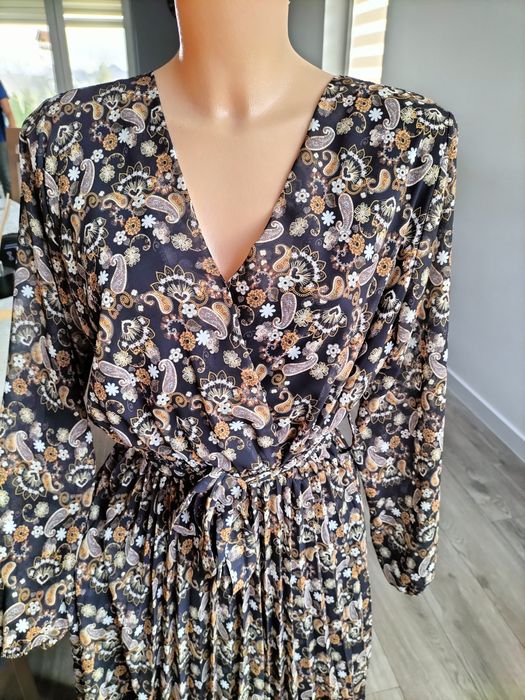 Śliczna sukienka damska we wzory Xl dół plisowany