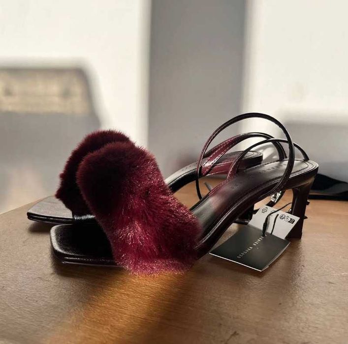 Sandały na obcasie ze sztucznym futerkiem BERSHKA
