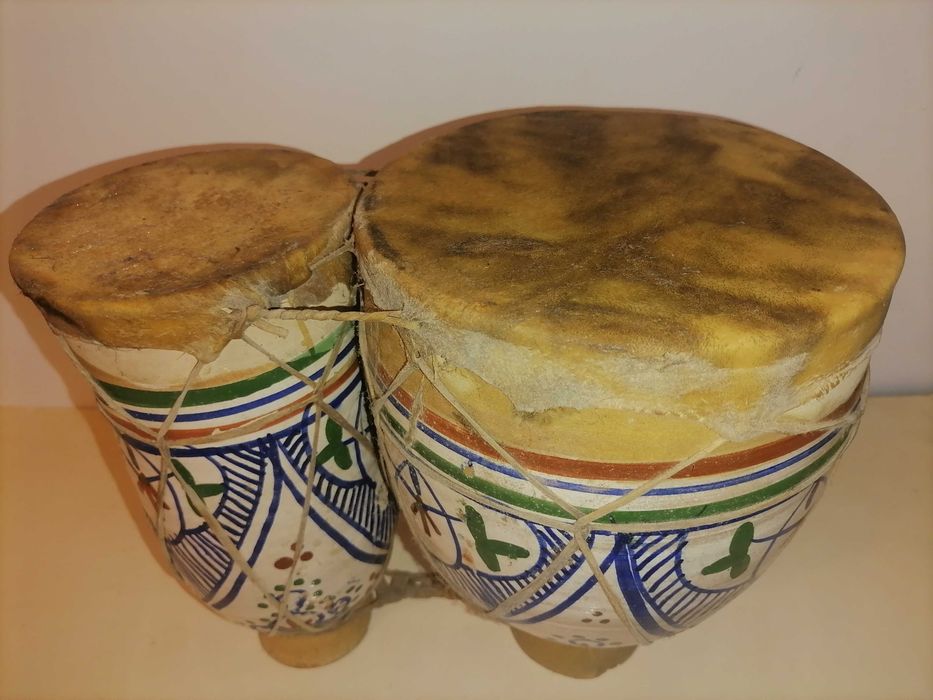 Tambor africano em porcelana e pele