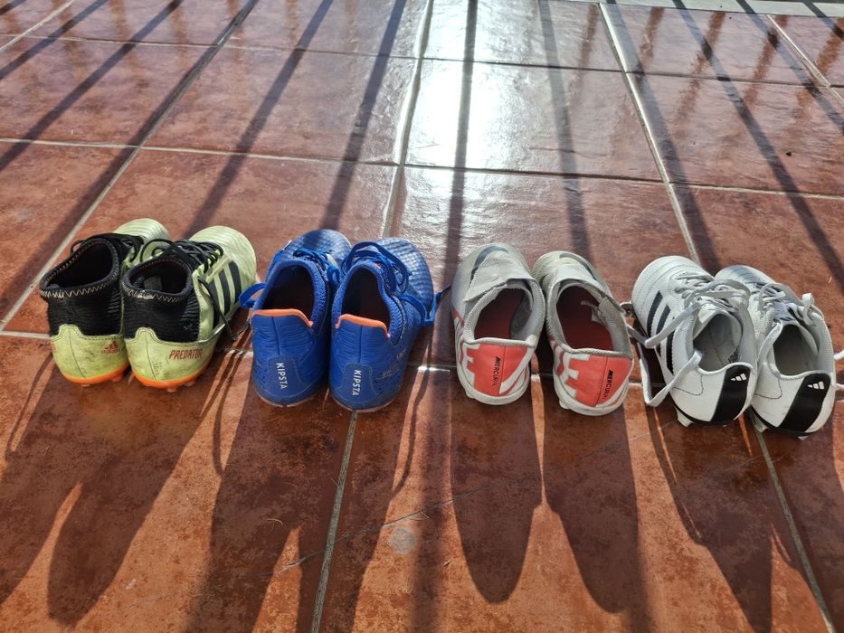 Chuteiras de criança em bom estado
