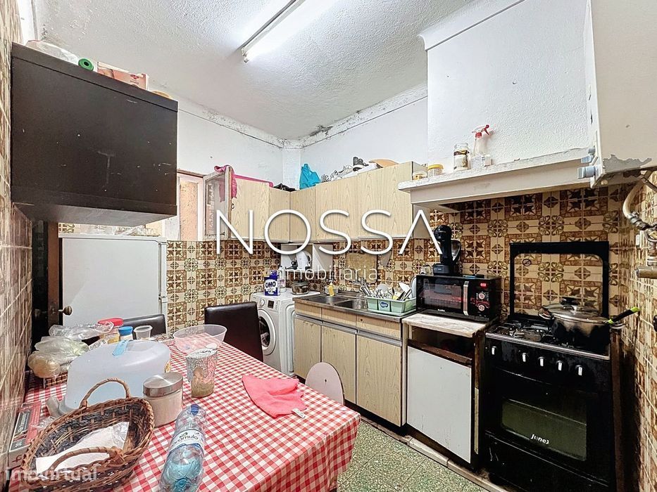Moradia bi-familiar composta por dois apartamentos T2 com entradas...