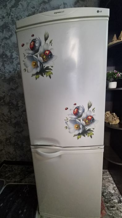 Продам Холодильник LG.