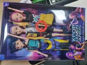 3 lalki demon hunters co grają muzyke z bajki