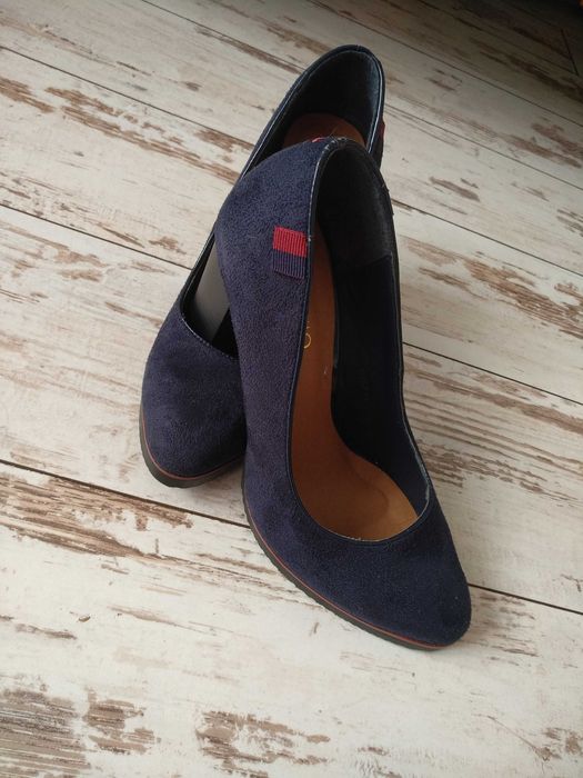 McArthur buty półbuty eleganckie granatowe na obcasie klocku zamszowe