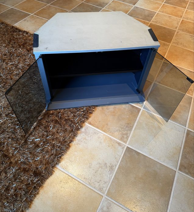 Móvel com portas em vidro fumado